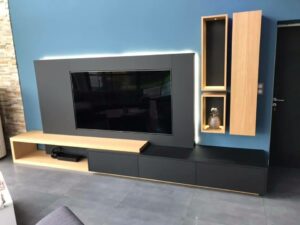 Meuble sur mesure noir pour une télévision